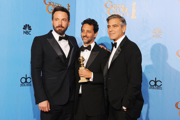 El Actor y director Ben Affleck luce sus Globos de Oro por mejor director y mejor película dramática junto a sus productores Grant Heslov y George Clooney. / Foto de AFP.