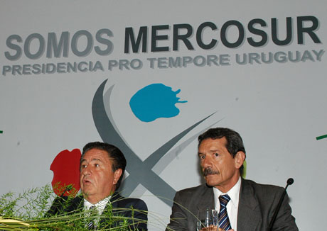 Luis Verdi, a la derecha, junto a Eduardo Duhalde en el 2005 durante una reunión del Mercosur.