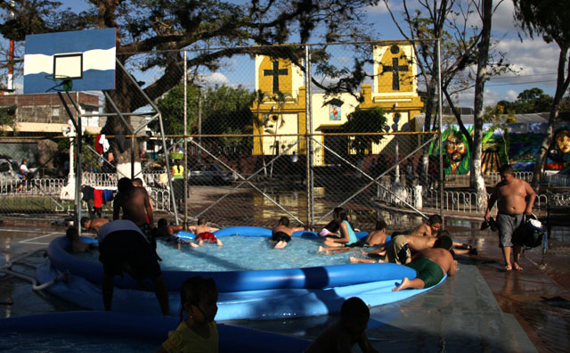 Durante una tarde de piscinas inflables, organizada por la alcaldía de Ilopango en la plaza principal del municipio, se observan varios niños obesos. Foto Mauro Arias