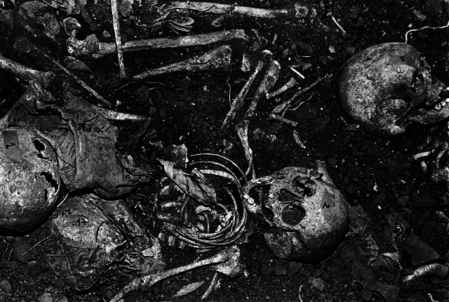 Los números 1, 2 y 3 hacen referencia a los primeros tres cadáveres que pudo rescatar el Equipo Argentino de Antropología Forense en El Mozote. Mayo de 1992.