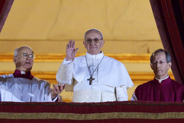 Jorge Bergoglio saluda desde la ventana de la basílica de San Pedro el 13 de marzo de 2013, día en el que fue elegido papa por el colegio cardenalicio. Foto archivo El Faro.