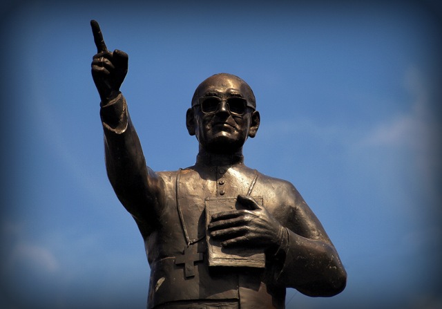 Estatua de Monseñor Romero ubicada en el cruce de la calle Rubén Darío con la avenida Cuscatlán, en San Salvador. / Foto Roberto Valencia.