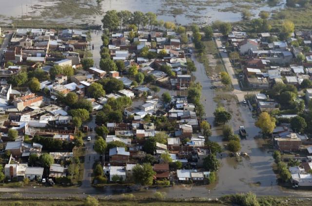 Vista aérea de la ciudad de La Plata, la más afectada por las inundaciones que han dejado más de medio centenar de muertos en Argentina. Foto Juan Mabromata (AFP)