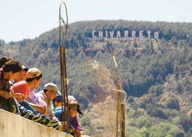 El letrero que da la bienvenida a la aldea de Chivarreto es similar al otro angelino que todos hemos visto alguna vez; por eso se la conoce como la Pequeña Hollywood. Foto Francisco Rodríguez (elPeriódico)﻿.