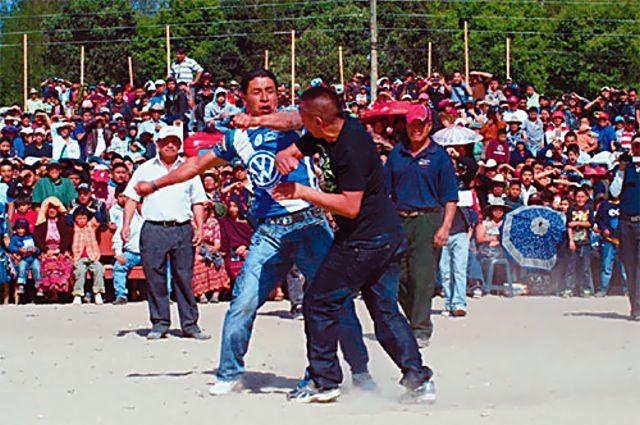 Carlos Hernández, el vencedor de la edición 2013, enfrenta a un hombre de Pasajoc.﻿ Foto Francisco Rodríguez (elPeriódico)﻿" /></div> <figcaption class=