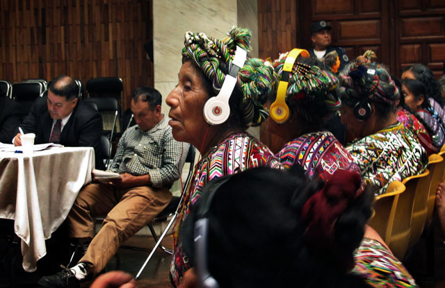 Mujeres ixiles escuchan a través de audífonos la traducción simultánea del juicio a su idioma maya ixil, en el tribunal de Primera Instancia de Mayor Riesgo de Guatemala.
