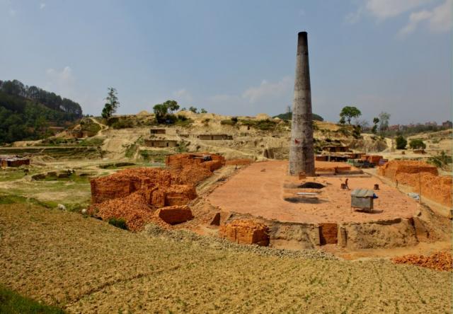 El boom urbanístico ha provocado la proliferación de ladrilleras; se estima que hay unas 500 en el valle de Katmandú, en Nepal. Foto Helmut Montoya﻿ (fronterad).