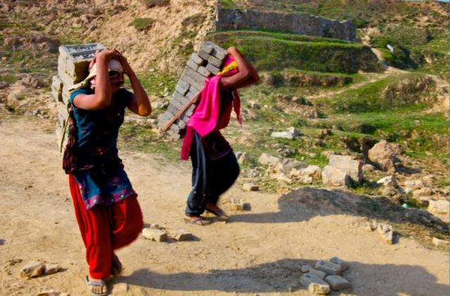 Aunque el trabajo infantil está legalmente prohibido, la realidad es otra en las ladrilleras de Katmandú. Foto Helmut Montoya (fronterad)﻿.
