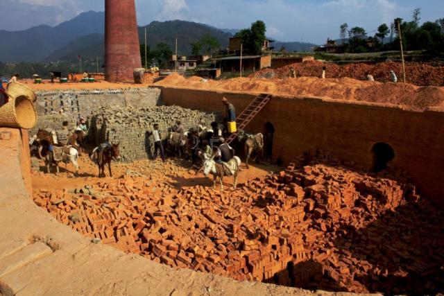 El boom urbanístico provocado por las remesas ha favorecido la proliferación de ladrilleras como esta; hay hasta 500 en los alrededores de Katmandú, la capital nepalí. Foto Helmut Montoya (fronterad)﻿.