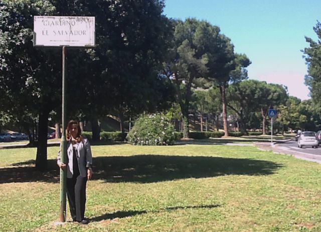 La embajadora de El Salvador en Italia, Aida Luz Santos, posa en el Giardino El Salvador, donde está previsto que se construya un monumento conmemorativo. Foto cortesía Aída Luz Santos﻿.