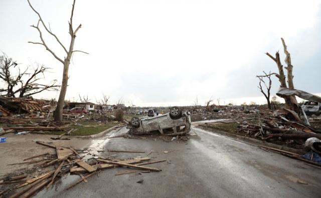 Destrucción total en la ciudad de Moore, en las afueras de Oklahoma City, donde un tornado categoría EF4 provocó decenas de muertos este lunes 19 de mayo. Foto Brett Deering (AFP)﻿.