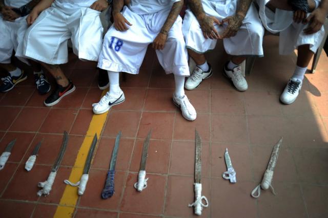 Pandilleros del Barrio 18 hicieron entrega de celulares y armas hechizas este lunes 20 de mayo, y se comprometieron a continuar con la tregua. Foto José Cabezas (AFP)﻿.
