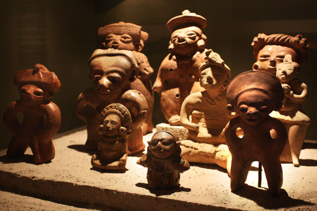 Una serie de figurillas antropomorfas de cerámica que se encuentran en la sala introductoria del museo no son identificadas y no poseen ningún tipo de información que las acompañe.