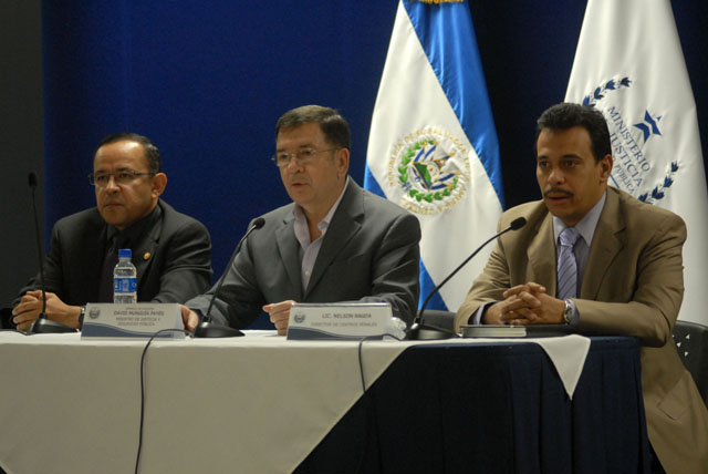 De izquierda a derecha: El ex director de la PNC, Francisco Salinas, el Exministro de Seguridad, David Muguia Payes y el Ex Director de Centros Penales, Nelson Rauda, en una conferencia de prensa el 16 de marzo 2013 en la cual negaron que el estado haya negociado una tregua entre pandilleros.