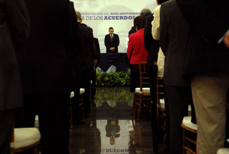 El presidente Mauricio Funes durante un minuto de silencio en el acto oficial de conmemoración del 18o. aniversario de los acuerdos de paz en el Ministerio de Relaciones Exteriores. Foto: Mauro Arias