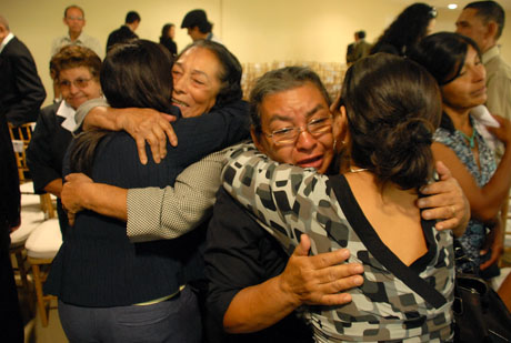 Representantes de diferentes organizaciones de familiares de desaparecidos durante la guerra se abrazan al finalizar el acto de conmemoración de los acuerdos de paz en el que el presidente Mauricio Funes pidió perdón a las víctimas en nombre del Estado. Foto: Mauro Arias