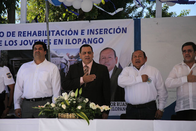 El 22 de enero 2013 Douglas Moreno, en saco y corbata, participó del acto oficial de declaración de Ilopango como Municipio Libre de Violencia. Foto Mauro Arias