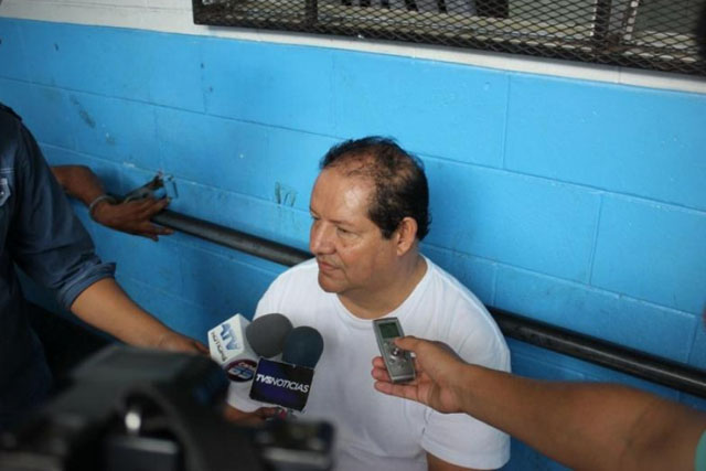 La PNC de Santa Ana capturó a Leonel Sandoval Villeda, de 61 años de edad, bajo los  cargos de tenencia, portación o  conducción ilegal de arma  de fuego  y contrabando. Foto PNC