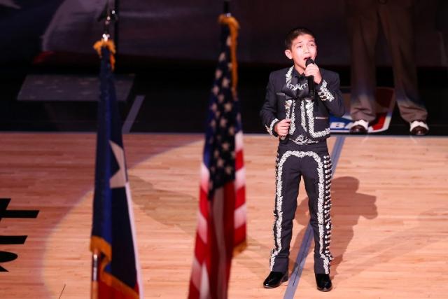 Sebastien De la Cruz canta el himno de Estados Unidos durante el tercer partido de la final de la NBA, celebrado en San Antonio (Texas) el 13 de junio. Foto Mike Ehrmann (AFP)﻿.