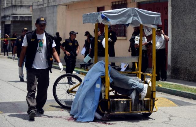 El 23 de junio el menor Mynor Ordóñez fue asesinado supuestamente por pandilleros de la MS-13 en la colonia Valle del Sol, en Ciudad de Guatemala. Los menores guatemaltecos alternan los papeles de víctimas y victimarios. Foto Johan Ordoñez (AFP).