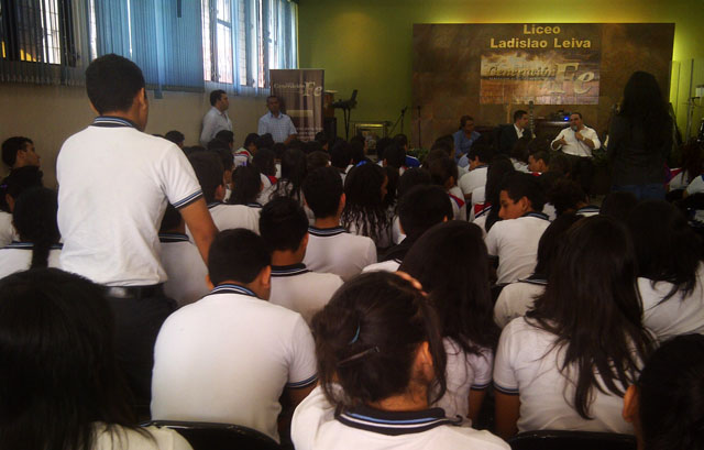 Antonio Saca, al fondo, responde la pregunta de un estudiante del liceo Ladislao Leiva﻿. Foto Daniel Valencia