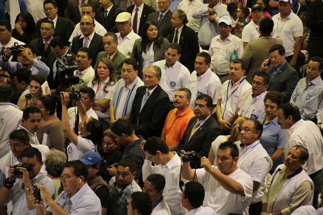 Entre los invitados al acto estaban los representantes de los partidos políticos aliados de Antonio Saca. Había, varios, diputados que se ausentaron de su trabajo legislativo.