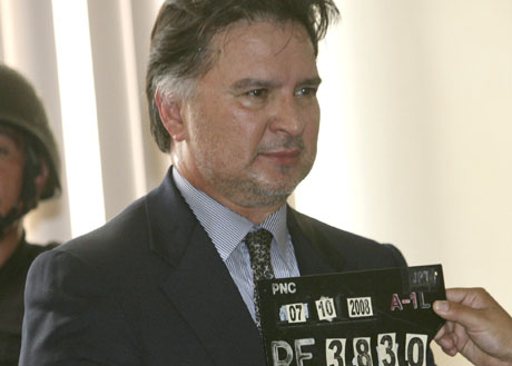 En esta fotografía de archivo del martes 7 de octubre del 2008, un policía fuera de cuadro toma una fotografía del ex presidente guatemalteco Alfonso Portillo Cabrera después de que fue extraditado desde México para enfrentar cargos de corrupción en ciudad de Guatemala.