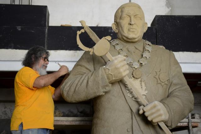 El escultor venezolano Julio Briceño, de 63 años, trabaja en la estatua de 3.2 metros de altura que enaltecerá la figura del difunto presidente venezolano Hugo Chávez. ﻿Foto Leo Ramírez (AFP)﻿.