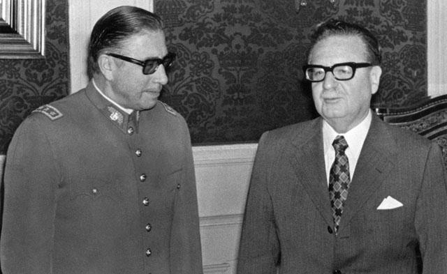 El general Augusto Pinochet posa junto a Salvador Allende el 23 de agosto de 1973 en Santiago, apenas un par de semanas antes del golpe de Estado que acabó con la vida del presidente chileno. Foto archivo AFP.