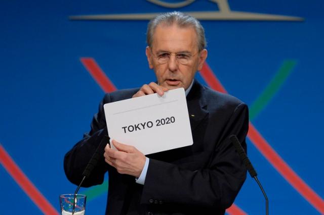 Jacques Rogge, presidente del Comité Olímpico Internacional, muestra el cartón en el que se anuncia que Tokio es la ciudad elegida para organizar los Juegos Olímpicos de 2020. Foto Fabrice Coffrini (AFP)﻿.