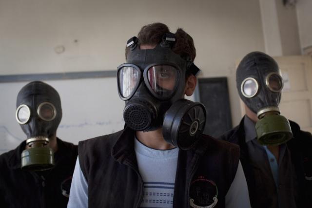 Un equipo de voluntarios porta máscaras de gas durante una capacitación sobre cómo actuar en caso de ataque químico, impartida en Alepo por un joven estudiante de Química.﻿ Foto JM López (AFP)﻿.