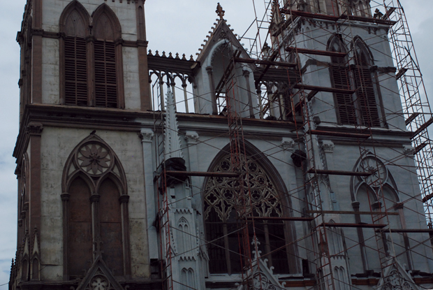 Fachada de la Iglesia El Carmen en septiembre 2013. La restauración está próxima a terminar su primera fase, que consiste en recuperar la torre oriente, donde solía estar el campanario