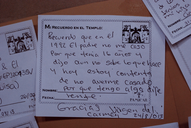 Detalle de la pizarra de recuerdos y mensajes que los visitantes dejan, junto a sus donaciones, en los recorridos por el templo.
