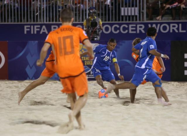 El salvadoreño Tin Ruiz controla el balón en un lance del partido en el que El Salvador se impuso con autoridad, 5 a 1, contra Holanda. Foto Gregory Boissy (AFP)﻿.