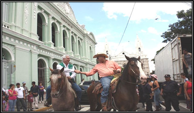 Roberto El Burro Herrera, entonces presidente de la Asociación Feria Ganadera Santa Ana, saluda al diputado del PDC, Rodolfo Parker, el 17 de julio de 2010, día del ganadero. Foto: cortesía PNC.﻿" /></div> <figcaption class=