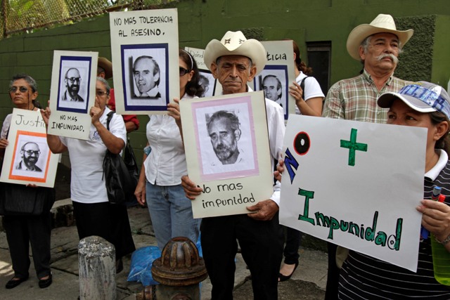 En agosto de 2011, 13 militares buscados por España por el caso jesuitas se resguardaron en una base militar en San Salvador. En la imagen, protestantes se quejan porque a los militares no se les capturó.