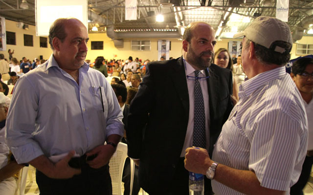 El exfiscal Félix Garrid Safie, junto al exvicecanciller Eduardo Cálix, como participantes del lanzamiento del movimiento Unidad del expresidente Antonio Saca, en febrero de 2013. Foto El Faro