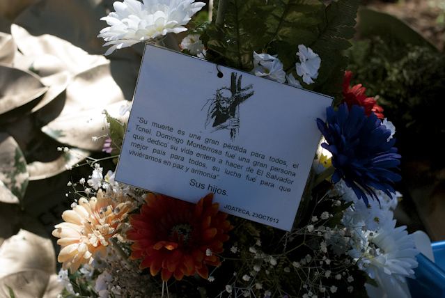 La Fuerza Armada invitó al acto de conmemoración a los familiares del desaparecido teniente coronel Domingo Monterrosa, que también presentaron una ofrenda en su honor.