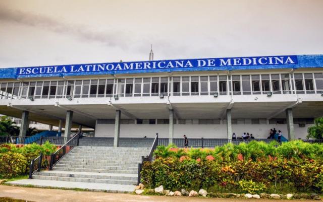 Fachada principal de la Escuela Latinoamericana de Medicina (ELAM), una institución educativa que atiende a más de 13,000 estudiantes de escasos recursos procedentes de más de 120 países. Foto Adalberto Roque (AFP)﻿.
