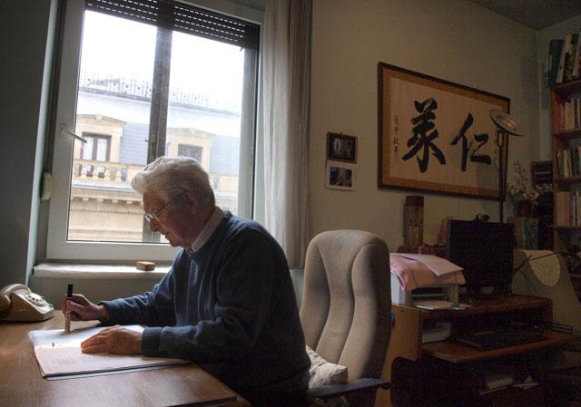 José Ellacuría en su habitación, ubicada en una residencia para jesuitas en pleno centro de Donostia, en el País Vasco. Foto Roberto Valencia.