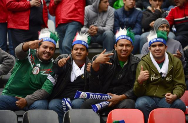 Aficionados de México celebran en el Estadio Azteca el contundente gane de su selección nacional ante Nueva Zelanda. Foto Alfredo Estrella (AFP).