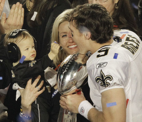 El quarterback de los Saints de Nueva Orleáns Drew Brees (9) conversa con su esposa Brittany y su hijo Baylen al terminar el Super Bowl XLIV ante los Colts de Indianápolis en Miami el domingo 7 de febrero del 2010. Los Saints ganaron el partido por 31-17.