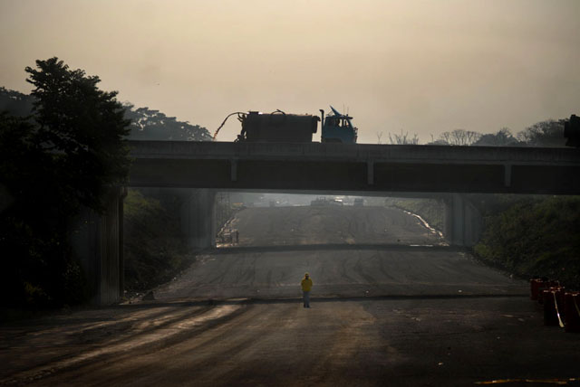 Puente prefabricado dejado sin finalizar por la empresa Copreca en la construcción de la carretera Diego de Holguín. Foto El Faro