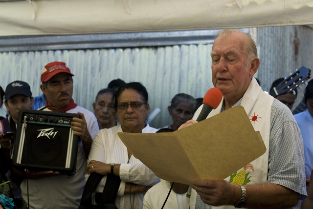 El padre Rogelio Poncel ha estado acompañando a victimas del conflicto armado en diferentes entierros desde el asesinato del padre Rutilio Grande en﻿ 1977.