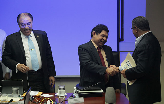 El diputado Benito Lara del FMLN se despide de Francisco Flores con una sonrisa, un apretón de mano y una palmadita en el hombro al finalizar la interpelación. Foto Mauro Arias