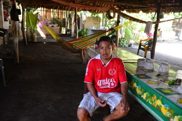 Romeo Córdoba Ríos es el hermano de Ezequiel Córdova Ríos, el joven que, según la versión dada por el náufrago salvadoreño, lo acompañó los cuatro primeros meses de travesía, hasta que falleció por inanición. Yuri Cortez (AFP)﻿.