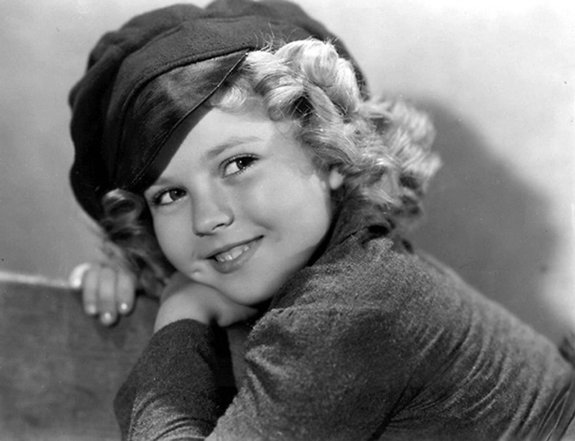 Foto de archivo tomada entre 1934 y 1938 durante la época de oro de una pequeña Shirley Temple﻿, que llegó a protagonizar más de 20 películas. Al crecer se dedicó a la diplomacia como embajadora en Ghana y Checoslovaquia. / Foto de AFP.