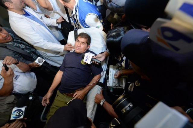 El náufrago salvadoreño, José Salvador Alvarenga, asediado por periodistas momentos antes de ser trasladado en ambulancia del aeropuerto al Hospital San Rafael el martes 12 de febrero. Foto Marvin Recinos﻿ (AFP).