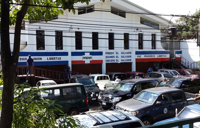 Sede de Arena en la colonia Flor Blanca en San Salvador. El martes 4 de febrero, dirigentes, expresidentes, diputados y alcaldes se reunieron para analizar la derrota del 2 de febrero