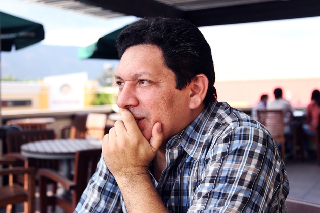 Jorge Galán es uno de los escritores jóvenes salvadoreños más reconocidos de Iberoamérica. A sus 40 años, ha sido galardonado con 11 premios literarios. Tres de ellos en España. | Foto: Fred Ramos